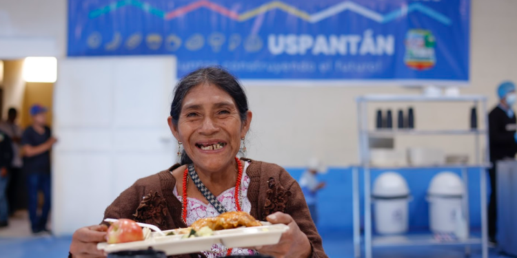 El Mides informó que, hasta el 8 de julio, ya se encuentran en funcionamiento 100 comedores sociales. / Foto: Alex Jacinto.