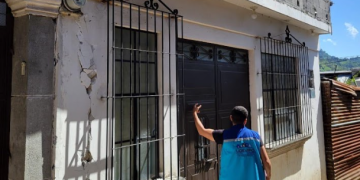 Personal del CIV se desplegó en Santa María de Jesús para evaluar daños en viviendas./Foto: CIV.