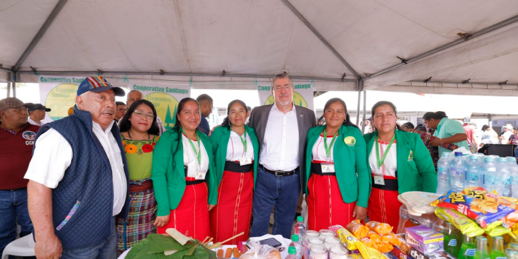 Feria Cooperativa reunió a organizaciones cooperativas de todo el país./Foto: Gilber García.