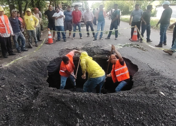 Equipo de Covial atendió emergencia de infraestructura entre Izabal y Petén./Foto: Covial.