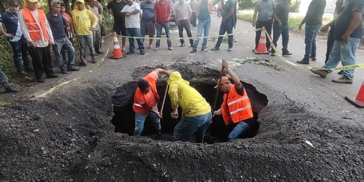 Equipo de Covial atendió emergencia de infraestructura entre Izabal y Petén./Foto: Covial.