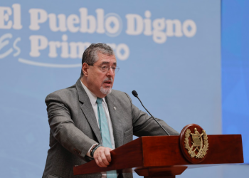 Presidente Bernardo Arévalo en conferencia de prensa insitó a los diputados a priorizar la agenda legislativa. / Foto: Analí Camey
