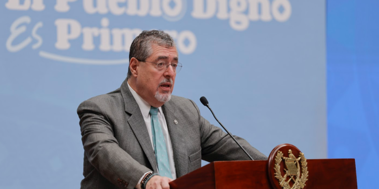 Presidente Bernardo Arévalo en conferencia de prensa insitó a los diputados a priorizar la agenda legislativa. / Foto: Analí Camey