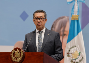 El ministro de Finanzas Públicas, Jonathan Menkos