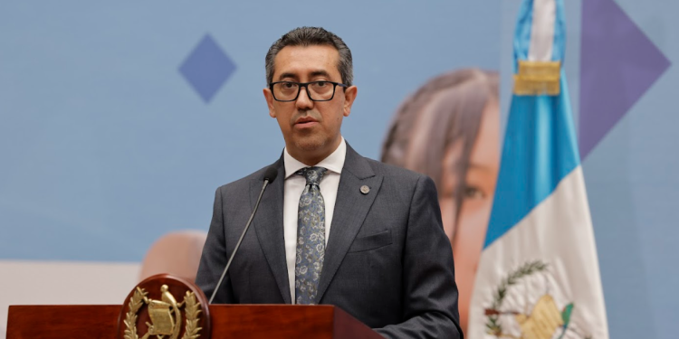 El ministro de Finanzas Públicas, Jonathan Menkos