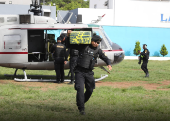 Tras la inspección, las fuerzas antinarcóticas de la PNC, contabilizaron 1,500 paquetes que estaban distribuidos en 50 tulas. / Foto: Mingob