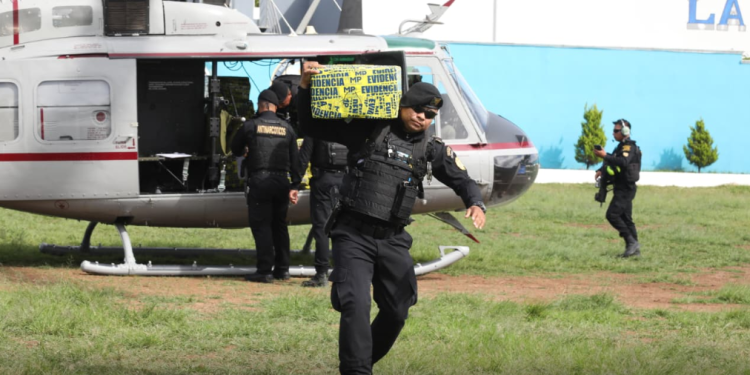 Tras la inspección, las fuerzas antinarcóticas de la PNC, contabilizaron 1,500 paquetes que estaban distribuidos en 50 tulas. / Foto: Mingob