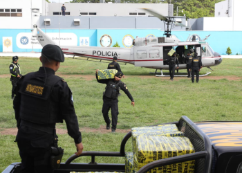 Trasladan vía aérea en los helicópteros de la UNAGOB, un cargamento de posible cocaína, desde el Comando Naval del Pacífico, Escuintla, hacia las bodegas de la SGAIA
