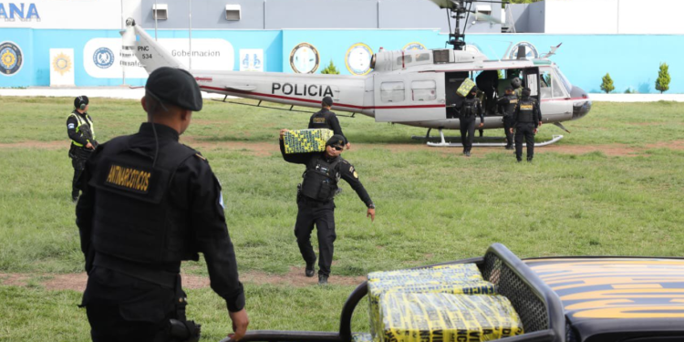 Trasladan vía aérea en los helicópteros de la UNAGOB, un cargamento de posible cocaína, desde el Comando Naval del Pacífico, Escuintla, hacia las bodegas de la SGAIA