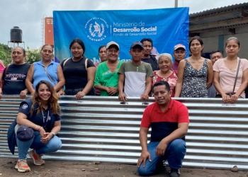 Mides entrega kits de techo mínimo en Retalhuleu./Foto: Mides.