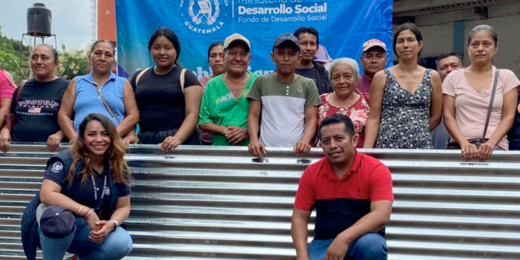 Mides entrega kits de techo mínimo en Retalhuleu./Foto: Mides.