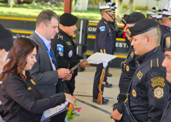 El entrenamiento de los guías caninos no solo contempla técnicas de manejo de los perros especializados, sino también la formación en procedimientos operativos y estrategias de detección. / Foto: PNC