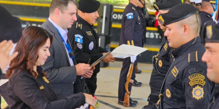 El entrenamiento de los guías caninos no solo contempla técnicas de manejo de los perros especializados, sino también la formación en procedimientos operativos y estrategias de detección. / Foto: PNC