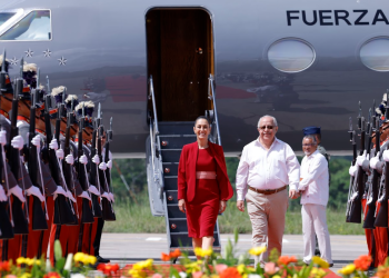 Presidenta de México, Claudia Sheinbaum, junto al canciller guatemalteco Carlos Ramiro Martínez. / Foto: Alex Jacinto.
