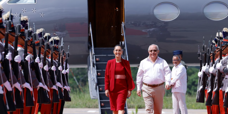 Presidenta de México, Claudia Sheinbaum, junto al canciller guatemalteco Carlos Ramiro Martínez. / Foto: Alex Jacinto.