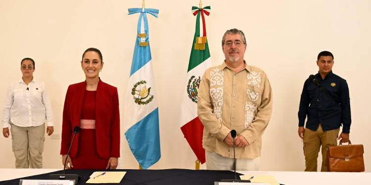 Presidenta Claudia Sheinbaum junto al presidente Bernardo Arévalo. / Foto: Gilber García.