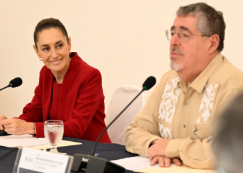 Presidenta Claudia Sheinbaum (izquierda) junto al presidente Bernardo Arévalo (derecha). / Foto: Gilber García y Álvaro Interiano.