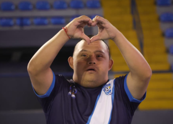 Lucrecia Peinado envía saludo al equipo de futsal Down de Guatemala. / Foto: MCD.