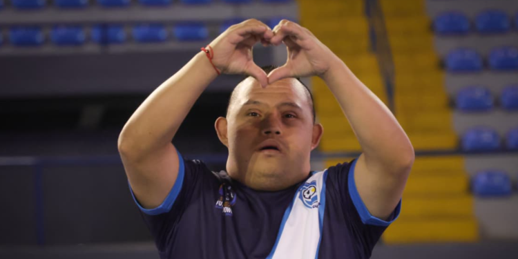 Lucrecia Peinado envía saludo al equipo de futsal Down de Guatemala. / Foto: MCD.