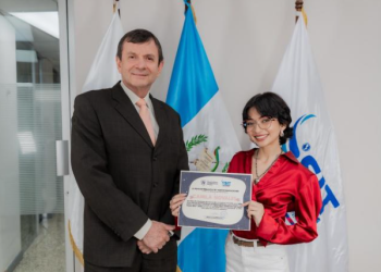 SIT reconoce a Camila Novales por su aporte a la ciencia./Foto: SIT.