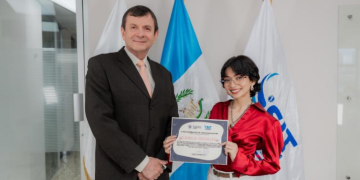 SIT reconoce a Camila Novales por su aporte a la ciencia./Foto: SIT.