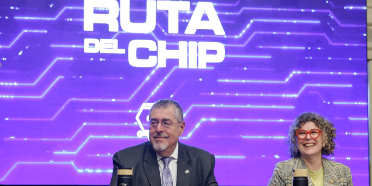 Presidente Arévalo respalda iniciativa tecnológica que busca posicionar al país en el mercado global. / Foto: Alex Jacinto