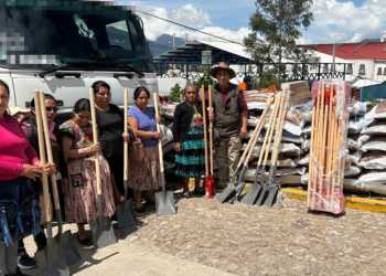 El MAGA entrega bombas de aspersión y juegos de herramientas a campesinos del país. / Foto: MAGA