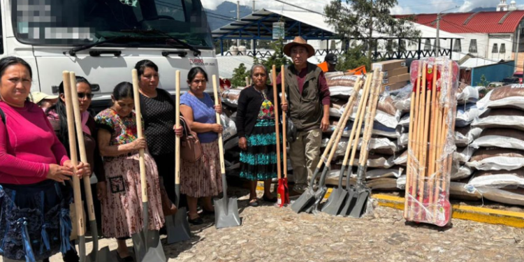 El MAGA entrega bombas de aspersión y juegos de herramientas a campesinos del país. / Foto: MAGA