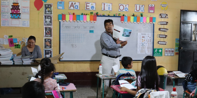 Comunidad Lingüística Awakateka distribuye ejemplares del libro “Principios y Valores Culturales Awakateko". (Foto: ALMG)