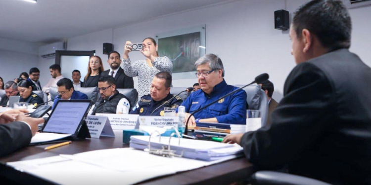 El ministro de Gobernación, Francisco Jiménez, junto a integrantes de la cartera del interior acudió ayer martes al Congreso de la República. / Foto: Mingob