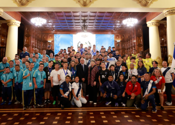 Primera dama, doctora Lucrecia Peinado, junto a las selecciones de futsal Down. / Foto: Dickéns Zamora.