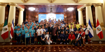 Primera dama, doctora Lucrecia Peinado, junto a las selecciones de futsal Down. / Foto: Dickéns Zamora.