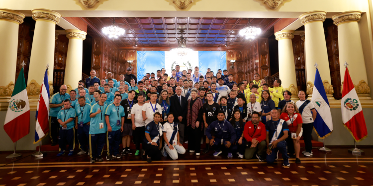 Primera dama, doctora Lucrecia Peinado, junto a las selecciones de futsal Down. / Foto: Dickéns Zamora.