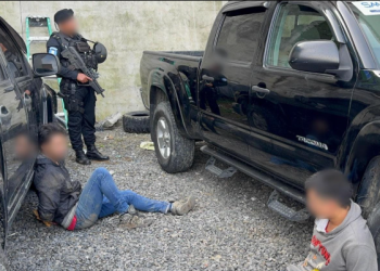 Los detenidos fueron identificados como Denis Bladimir López Morales, de 21 años, y Jeison Alexander López Morales, alias Jeik, de 20. / Foto: PNC