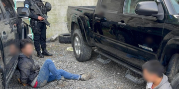 Los detenidos fueron identificados como Denis Bladimir López Morales, de 21 años, y Jeison Alexander López Morales, alias Jeik, de 20. / Foto: PNC