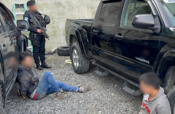 Los detenidos fueron identificados como Denis Bladimir López Morales, de 21 años, y Jeison Alexander López Morales, alias Jeik, de 20. / Foto: PNC