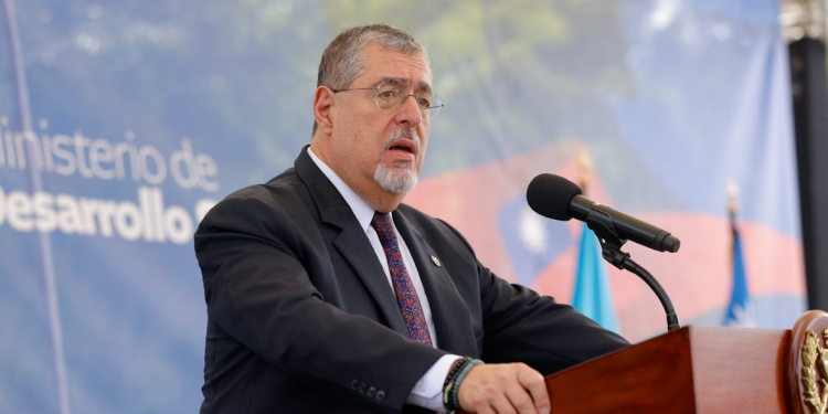 Presidente en donación de vehículos por parte de la República de China (Taiwán).