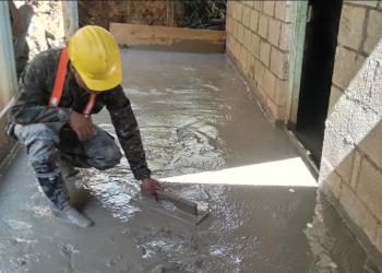 Cuerpo de Ingenieros del Ejército apoya la iniciativa Mano a Mano en San Sebastián, Huehuetenango, para llevar pisos de cemento a los hogares.
