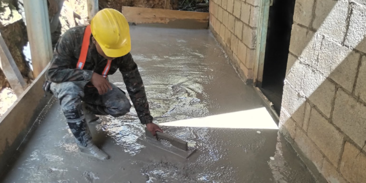 Cuerpo de Ingenieros del Ejército apoya la iniciativa Mano a Mano en San Sebastián, Huehuetenango, para llevar pisos de cemento a los hogares.