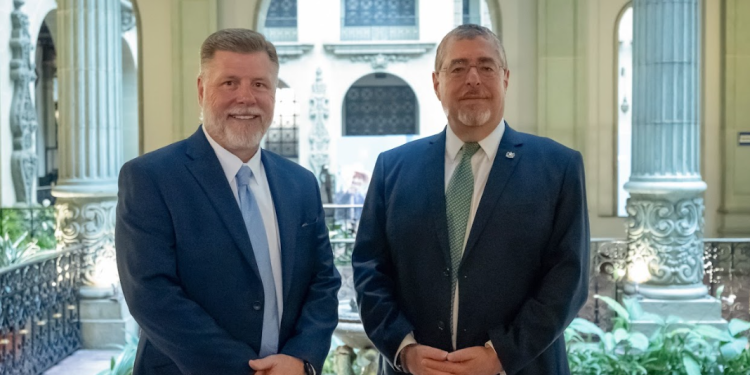 Presidente recibió a el Congresista de EE. UU. Rick Crawford