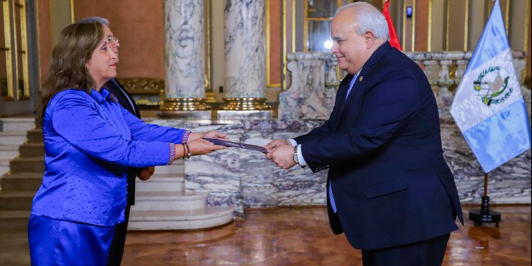 Embajador de Guatemala presenta cartas credenciales a la Presidenta de Perú