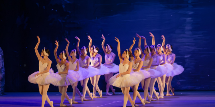 El lago de los cisnes se convierte así en el broche de oro, de presentaciones que han mantenido viva la tradición de la danza clásica en Guatemala. / Foto: MCD