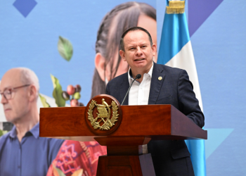 Mano a Mano busca la erradicación de pisos de tierra./Foto: Byron de la Cruz.