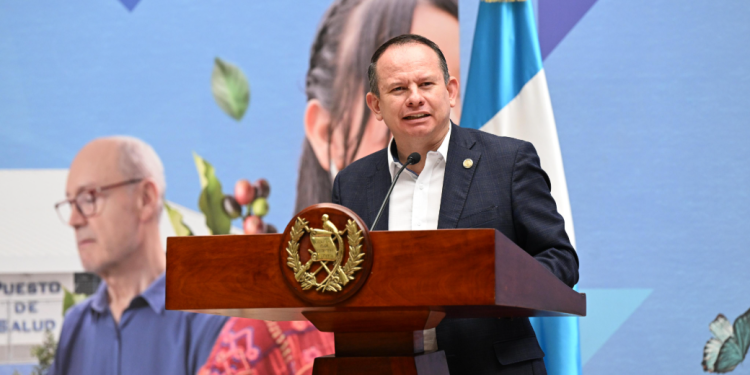 Mano a Mano busca la erradicación de pisos de tierra./Foto: Byron de la Cruz.