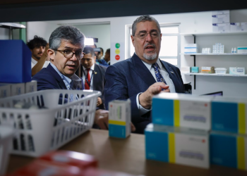 Presidente Bernardo Arévalo y ministro de Salud, Joaquín Barnoya, inauguran gran farmacia Proam en el Hospital de Villa Nueva. (Foto: Álex Jacinto)