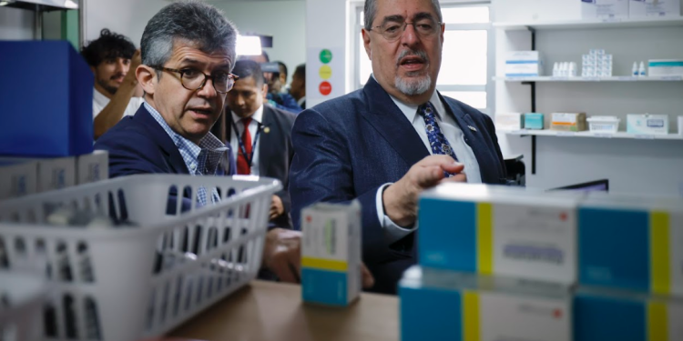 Presidente Bernardo Arévalo y ministro de Salud, Joaquín Barnoya, inauguran gran farmacia Proam en el Hospital de Villa Nueva. (Foto: Álex Jacinto)