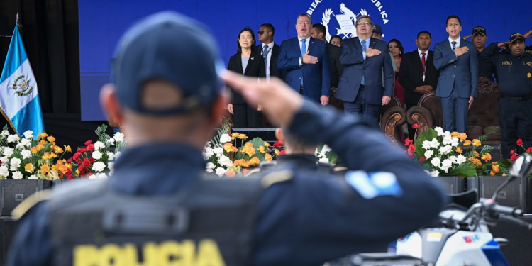 Las motocicletas entregadas se emplearán en el marco de la estrategia de seguridad democrática, con el objetivo de acercar a la PNC a la ciudadanía. / Foto: Byron de la Cruz