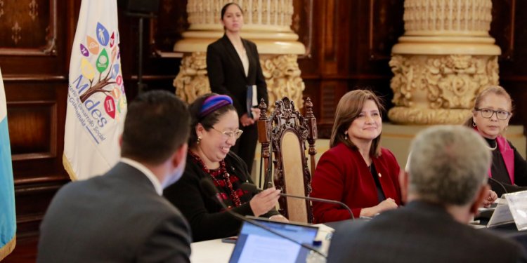 La vicepresidenta lideró la reunión del GEDS en donde se abordaron temas relacionados a la primera infancia, entre otros. (Foto: Mides)
