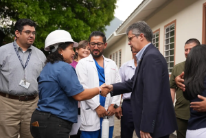 Autoridades del Ministerio de Salud supervisaron las acciones implementadas en el Hospital de Amatitlán. (Foto: MSPAS)