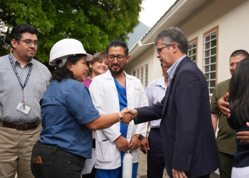 Autoridades del Ministerio de Salud supervisaron las acciones implementadas en el Hospital de Amatitlán. (Foto: MSPAS)